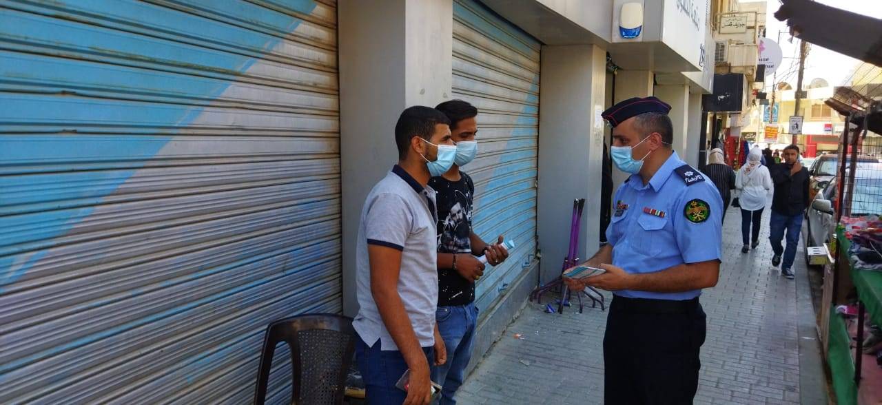 مادبا : الشرطة المجتمعية تشجع المواطنين على تلقي مطعوم كورونا