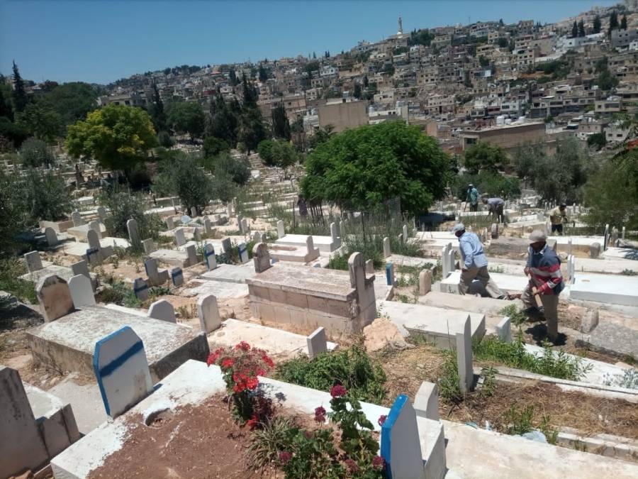 بلدية السلط تنفذ حملة نظافة للمقابر استعدادا لعيد الأضحى المبارك