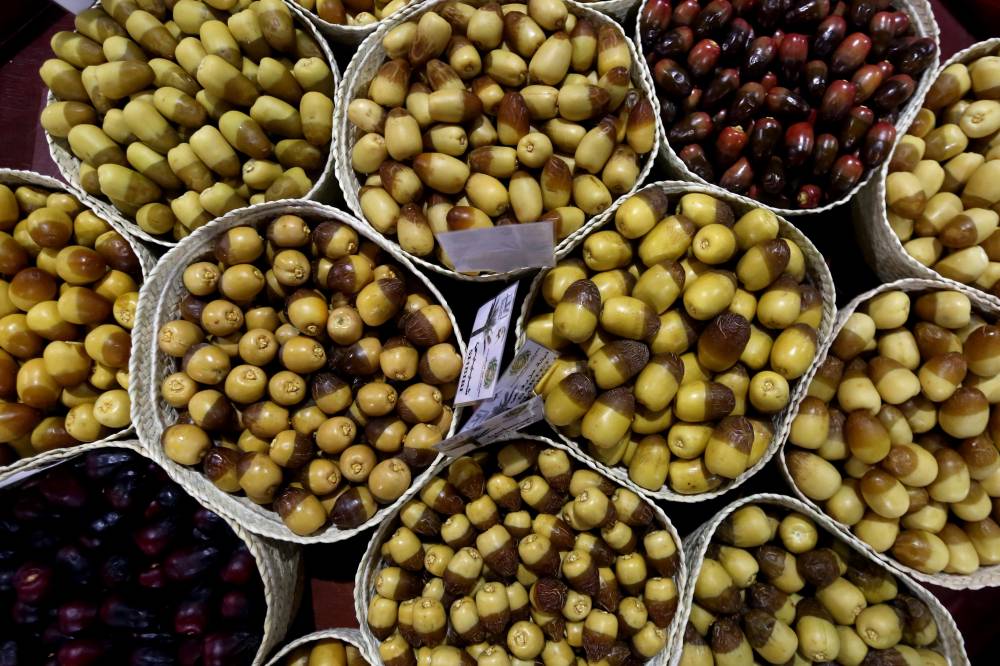 بالتعاون مع الاتحاد النسائي العام والغدير للحرف الإماراتية مهرجان ليوا للرطب يعتمد مخرافة الظفرة لمسابقات الرطب والفواكه