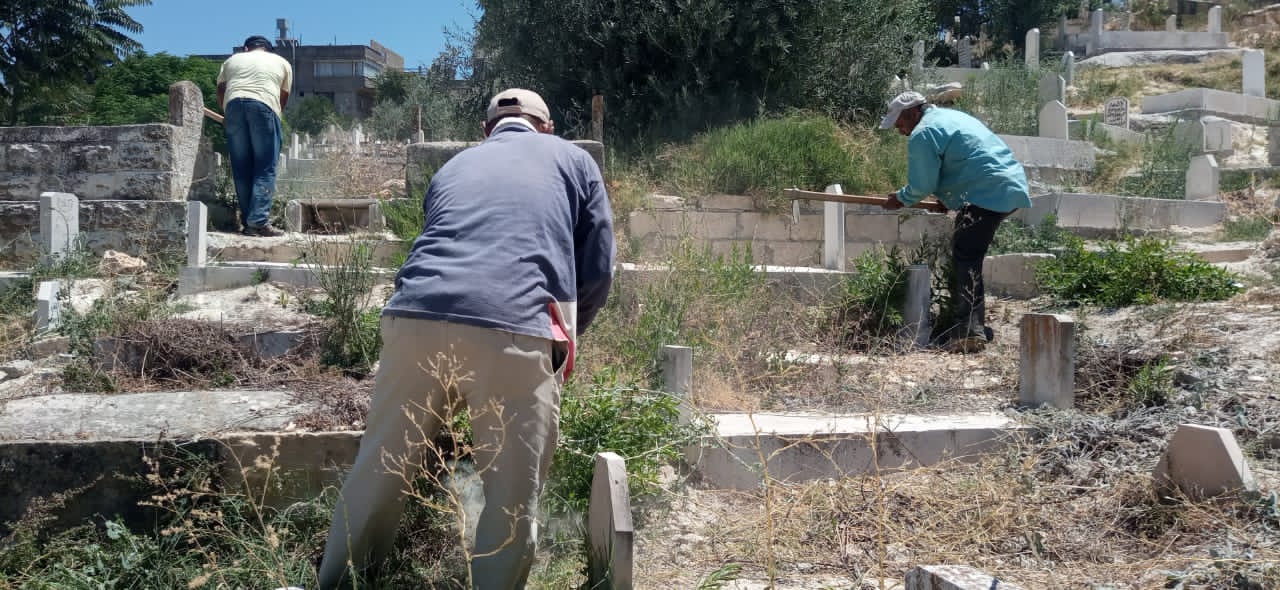 بلدية السلط تنفذ حملة نظافة للمقابر استعدادا لعيد الأضحى المبارك  