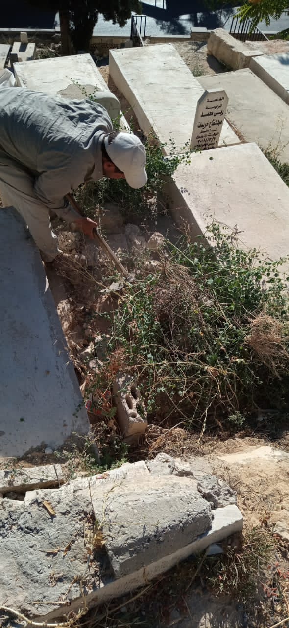 بلدية السلط تنفذ حملة نظافة للمقابر استعدادا لعيد الأضحى المبارك  