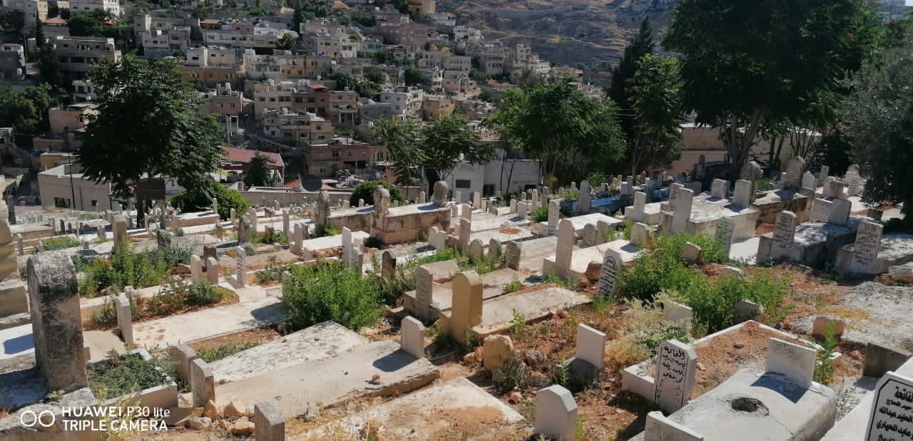 بلدية السلط تنفذ حملة نظافة للمقابر استعدادا لعيد الأضحى المبارك  