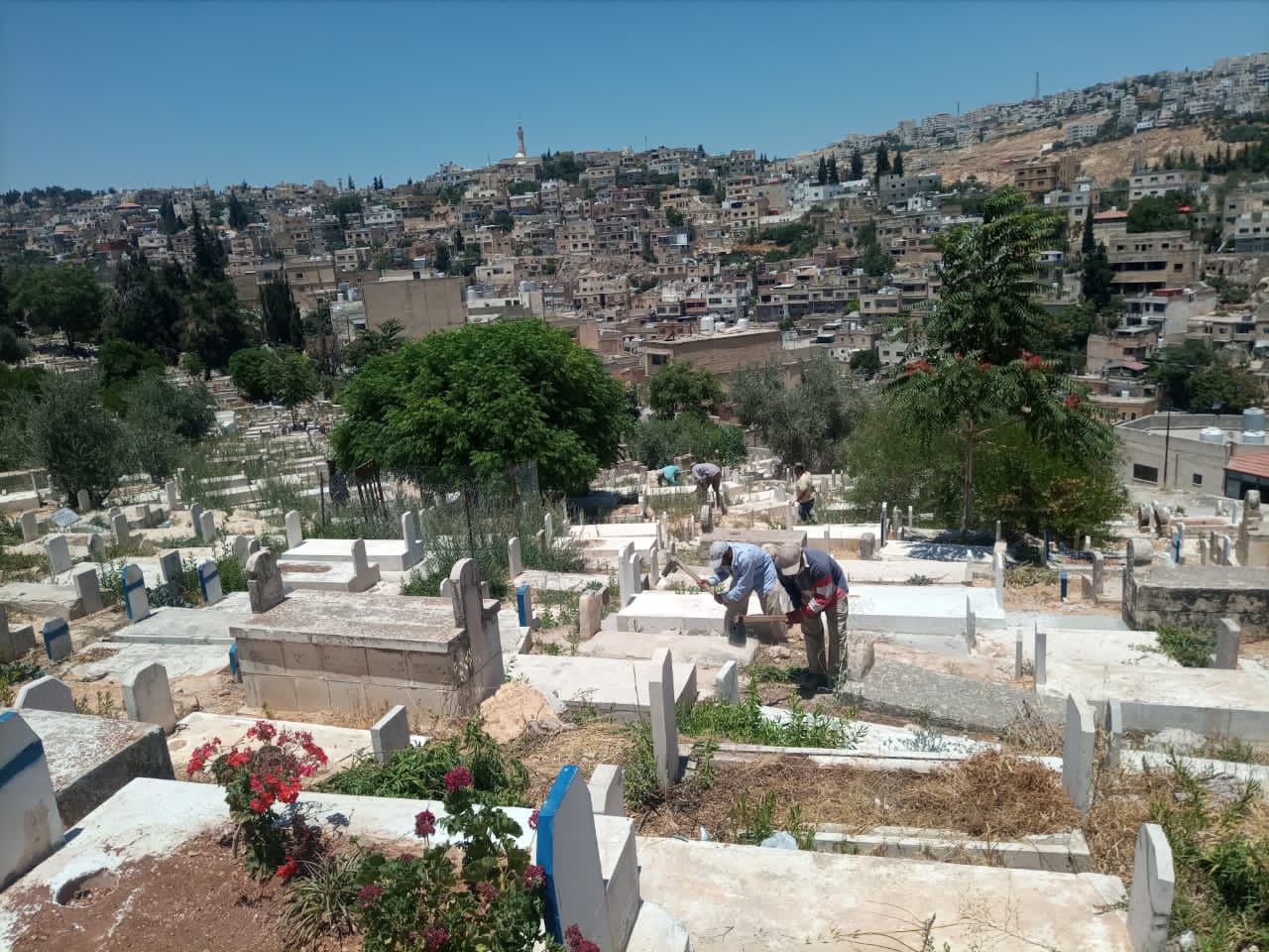 بلدية السلط تنفذ حملة نظافة للمقابر استعدادا لعيد الأضحى المبارك  