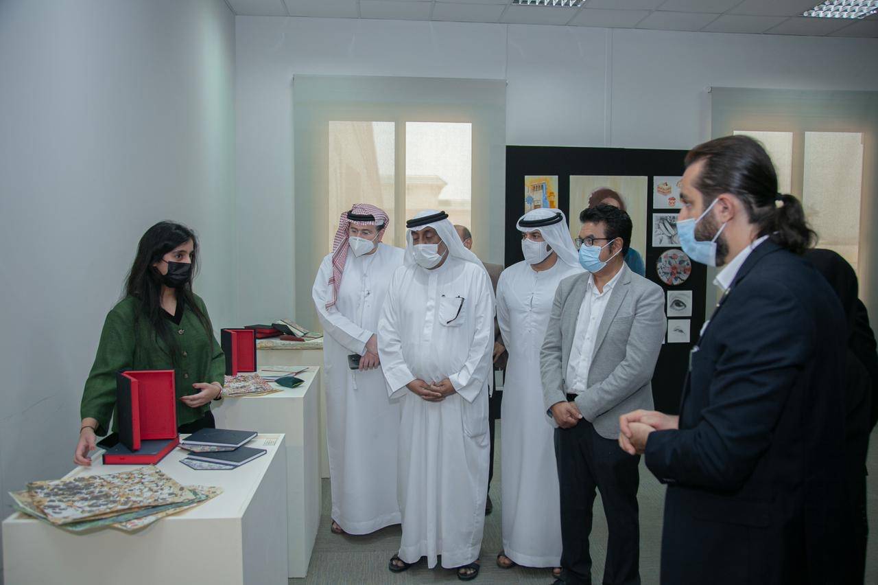 معهد الشارقة للتراث ينظم معرضاً في مقره لأعمال طالبات كلية الفنون الجميلة بجامعة الشارقة  