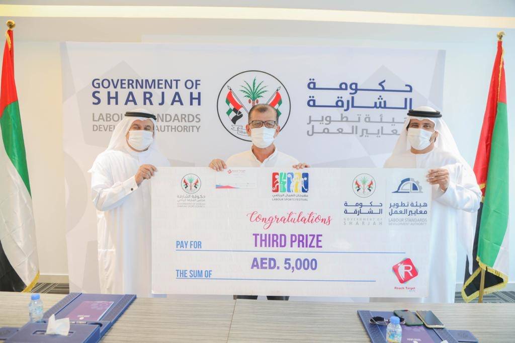 رئيس هيئة تطوير معايير العمل بالشارقة يكرم الفرق الفائزة في بطولة الشارقة الرياضية العمالية الرابعة