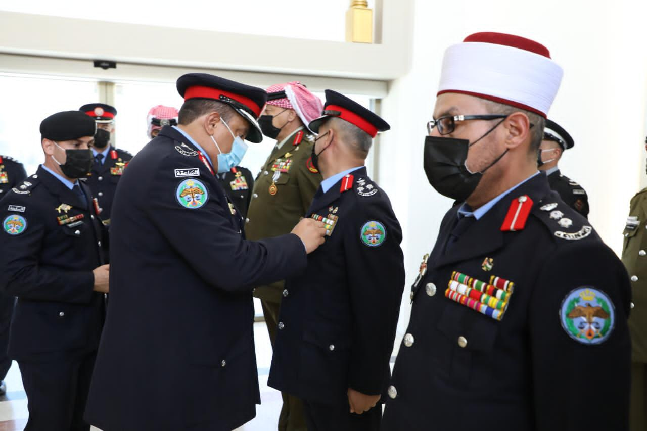 الحواتمة يقلد ميدالية مئوية الدولة الاولى لكوكبة من ضباط وضباط صف المديرية.. صور