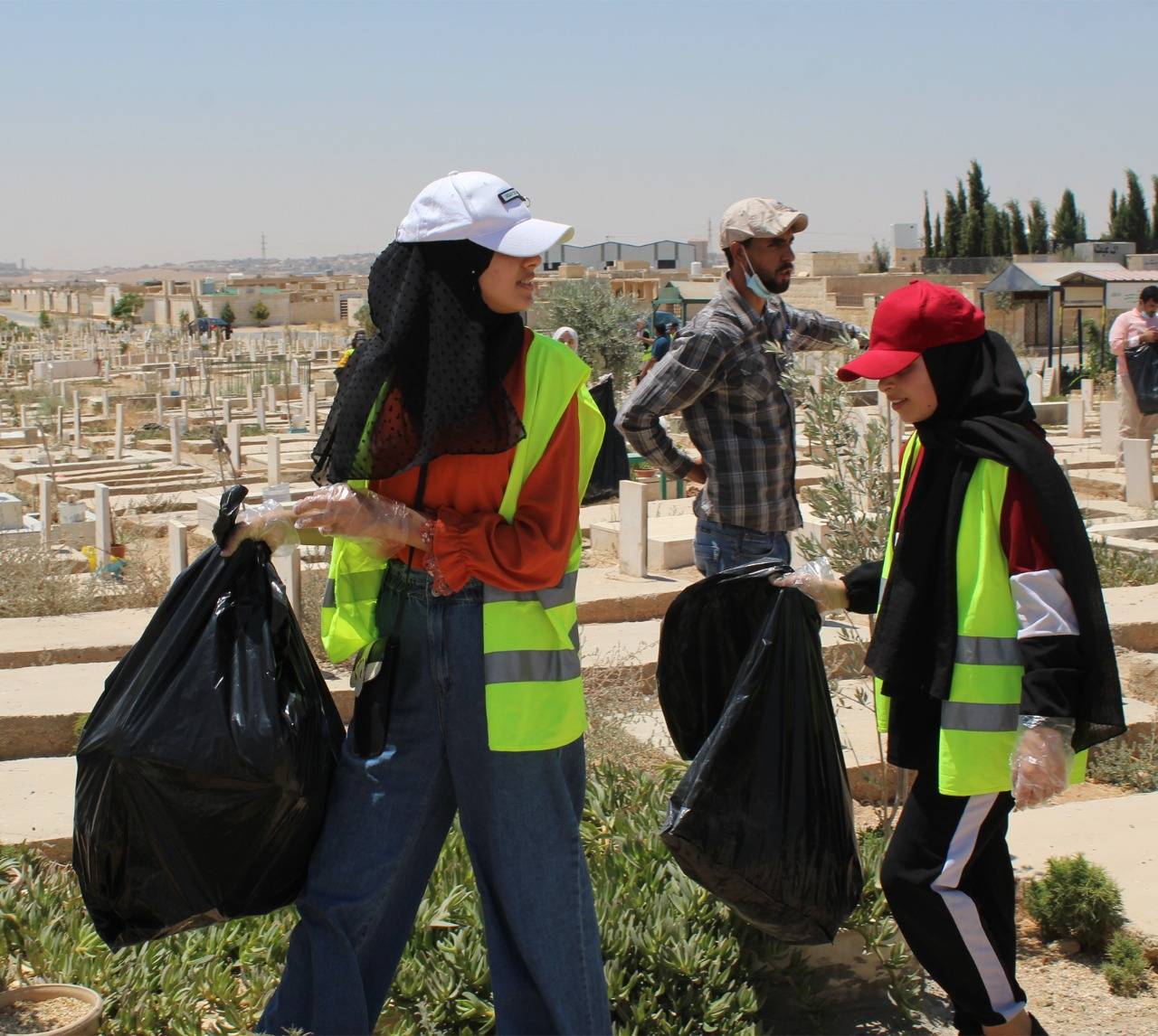 انطلاق فعاليات مبادرة اكرموا موتانا في مقبرة سحاب الاسلامية 