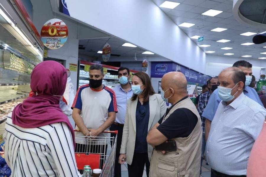 وزيرة الصناعة والتجارة تتفقد الحركة التجارية قبيل العيد