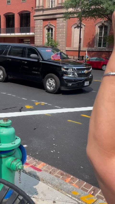 الملك يوقف موكبه ويحيي أردنيين أمام البيت الأبيض في الولايات المتحدة الأمريكية .. فيديو
