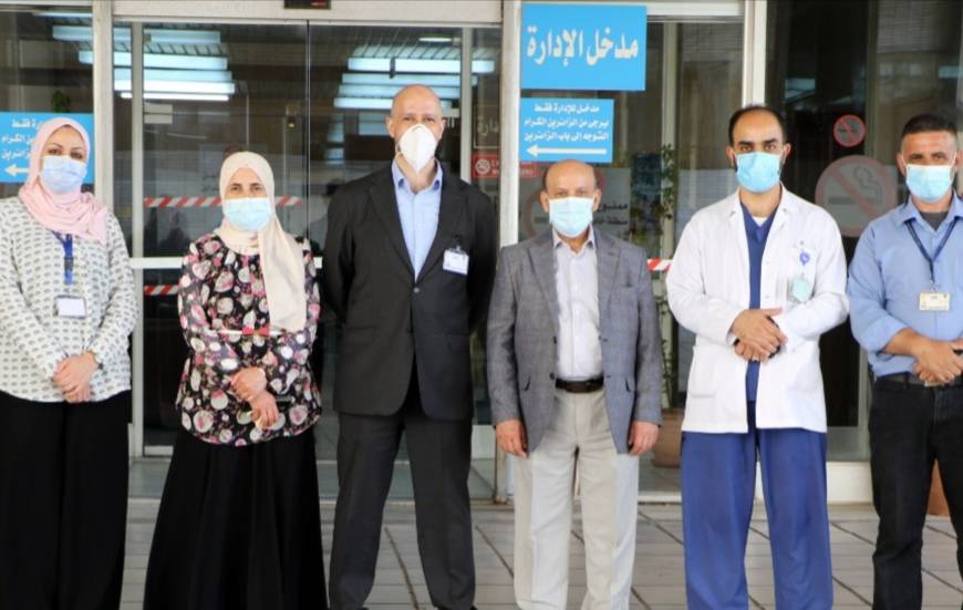 مندوباً عن مدير المستشفى .. الدكتور مسعد يتفقد سير العمل في مستشفى الجامعة الأردنية أول أيام العيد ويهنئ الموظفين