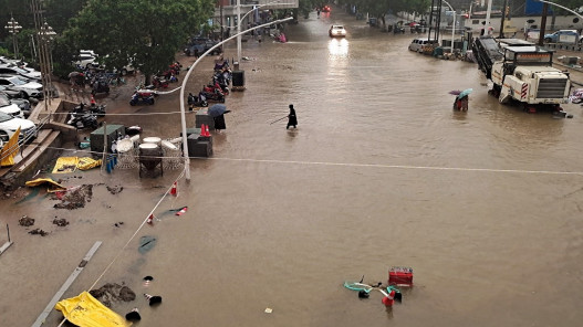 الرئيس الصيني يحذر من وضع خطير جداً بسبب الفيضانات