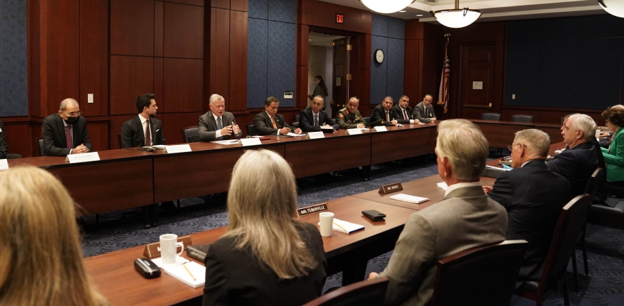 الملك يلتقي لجنة الخدمات العسكرية في مجلس الشيوخ الأمريكي 