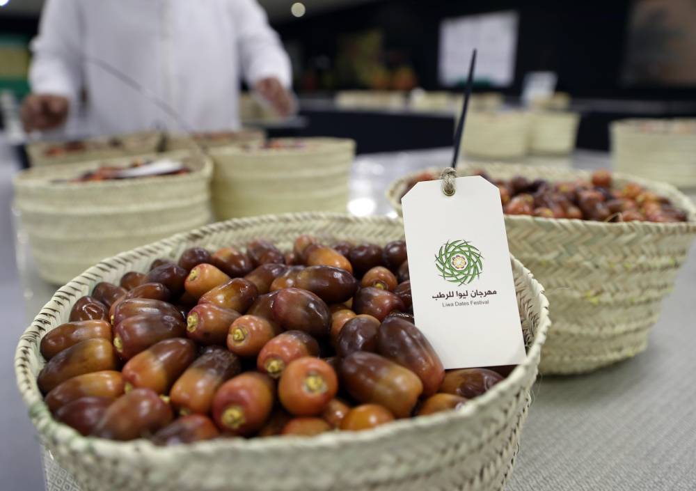منافسات قوية تشهدها مسابقات رطب الخلاص والفرض في مهرجان ليوا للرطب