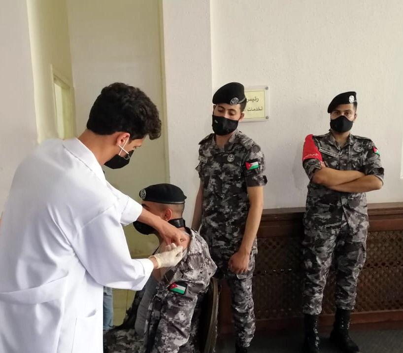 مديرية الأمن العام تواصل حملتها لتطعيم مرتباتها ضد فيروس كورونا.