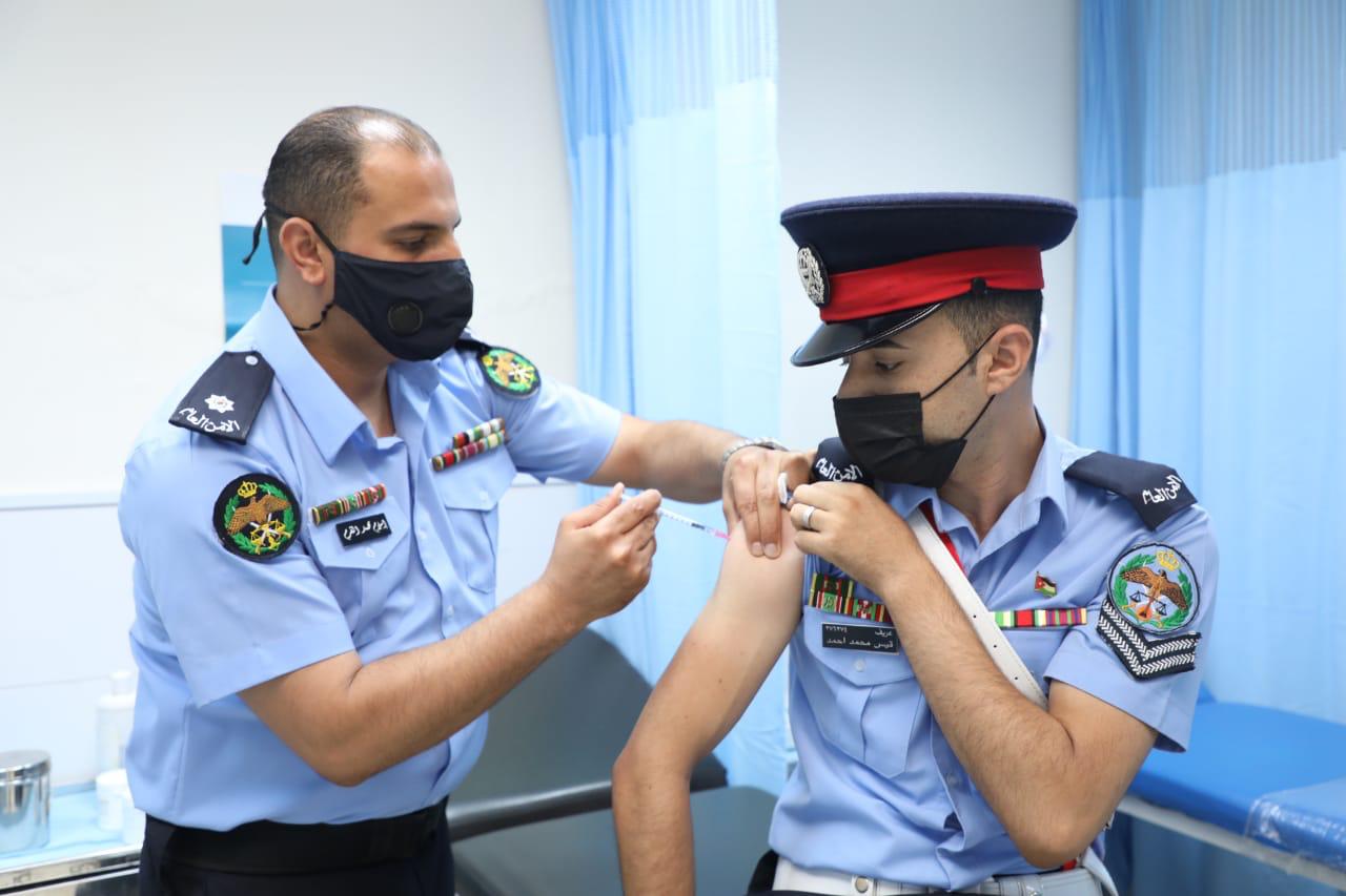 مديرية الأمن العام تواصل حملتها لتطعيم مرتباتها ضد فيروس كورونا.