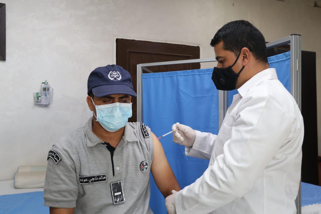 مديرية الأمن العام تواصل حملتها لتطعيم مرتباتها ضد فيروس كورونا.