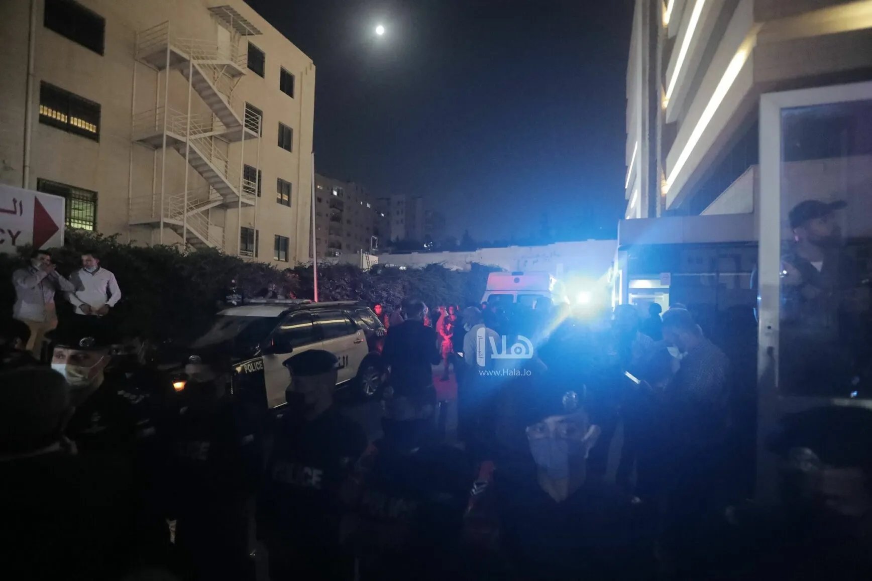 تجمهر أمام مستشفى الجاردنز بعد حادثة انقطاع التيار الكهربائي .. (صور)