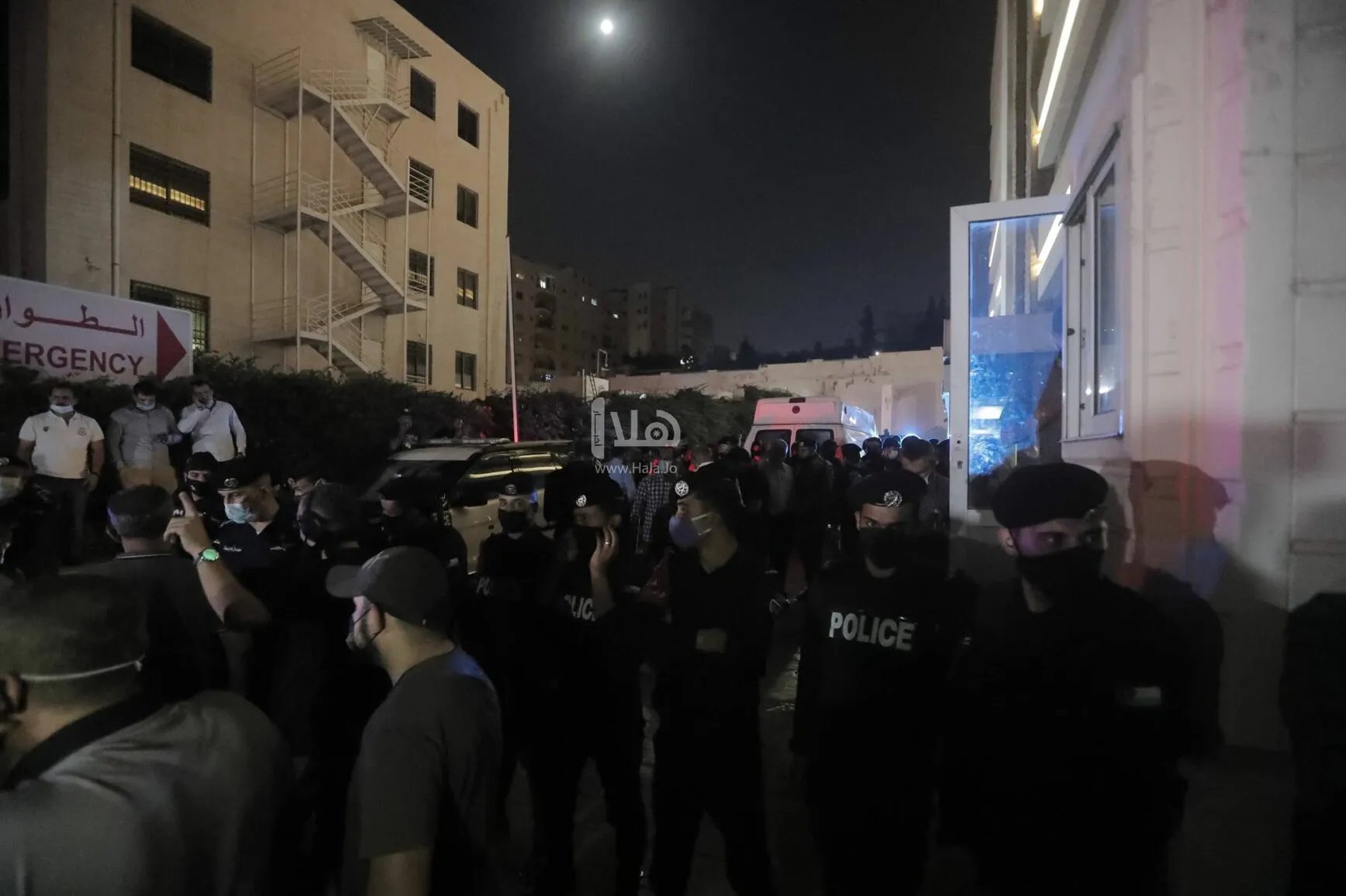 تجمهر أمام مستشفى الجاردنز بعد حادثة انقطاع التيار الكهربائي .. (صور)