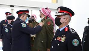 مدير المخابرات العامة يقلد ميدالية مئوية الدولة الأولى لكوكبة من ضباط الدائرة