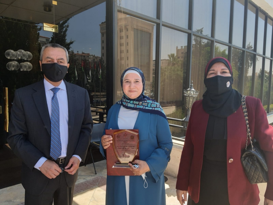 أبو قديس يهنئ المشرفة التربوية أسماء حميض لحصولها على جائزة الموظف المثالي