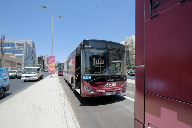 إجراءات مشددة بحق المخالفين لمسارب الباص السريع