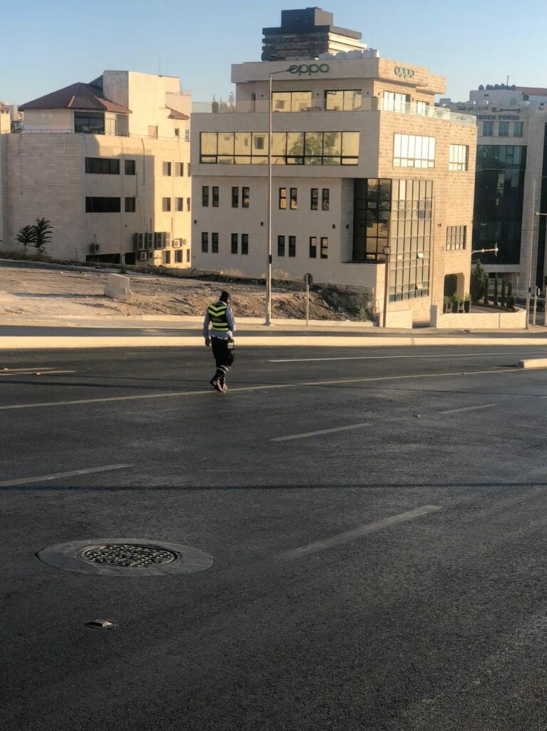 نشر مرتبات السير على مداخل الباص السريع_صور