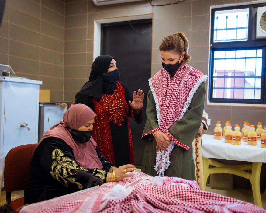 الملكة رانيا تطلع على عدد من المشاريع المنفذة في لواء الشوبك بدعم من المبادرات الملكية وتلتقي المستفيدين منها