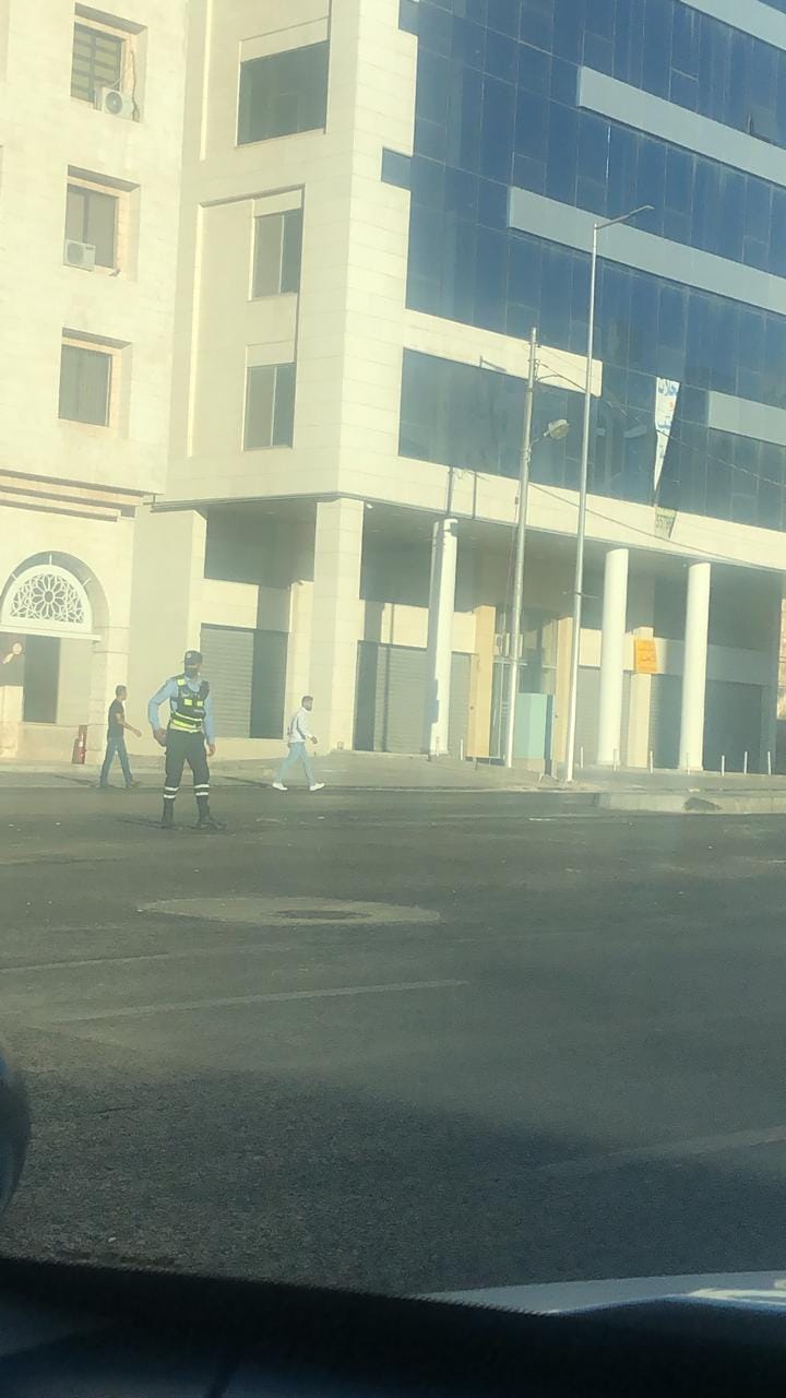 نشر مرتبات السير على مداخل الباص السريعصور