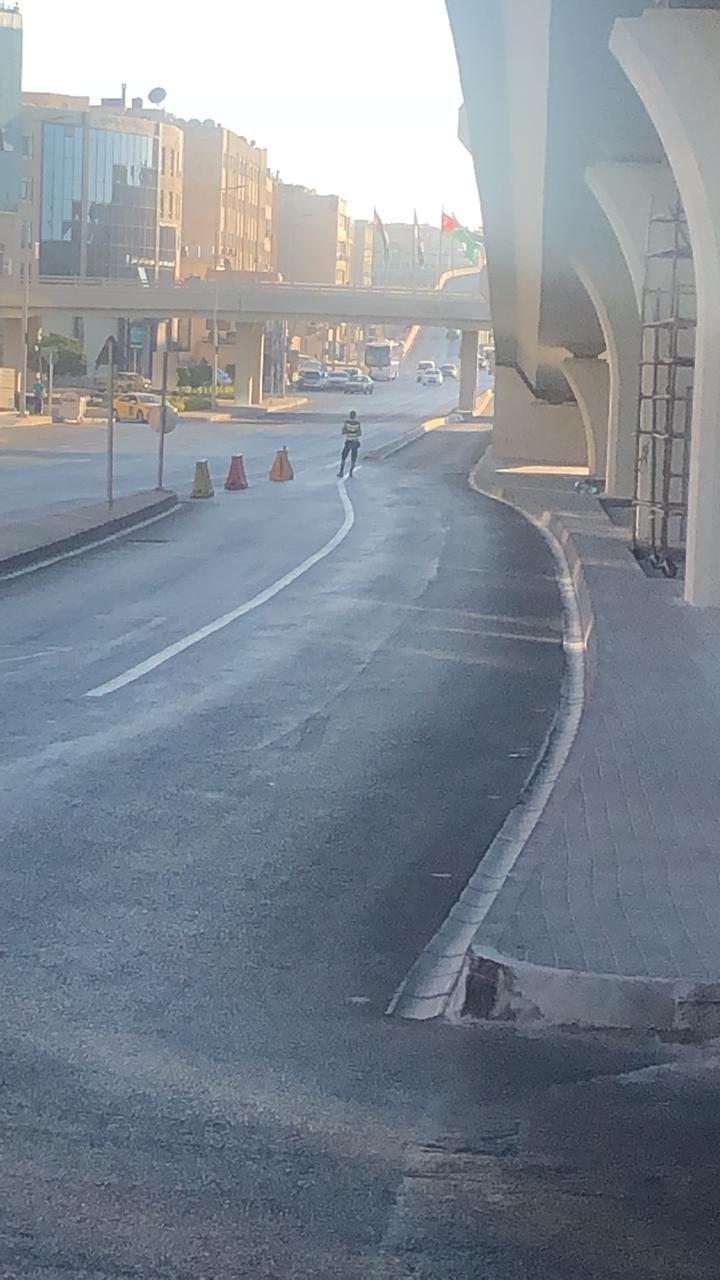 نشر مرتبات السير على مداخل الباص السريعصور