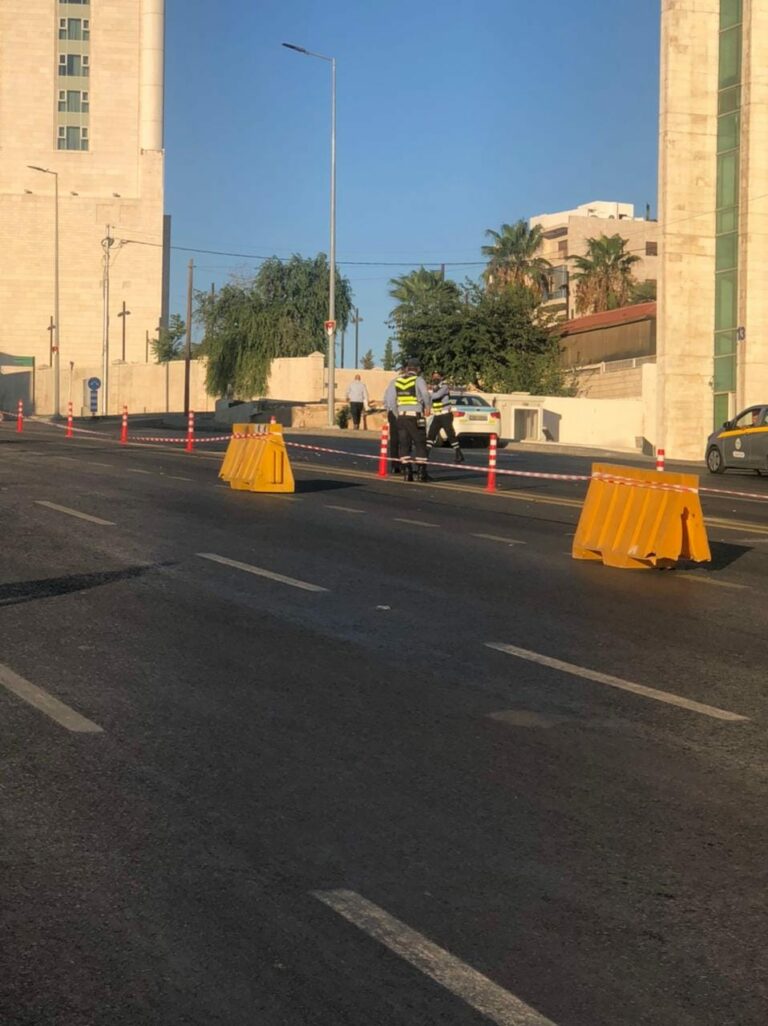 نشر مرتبات السير على مداخل الباص السريعصور