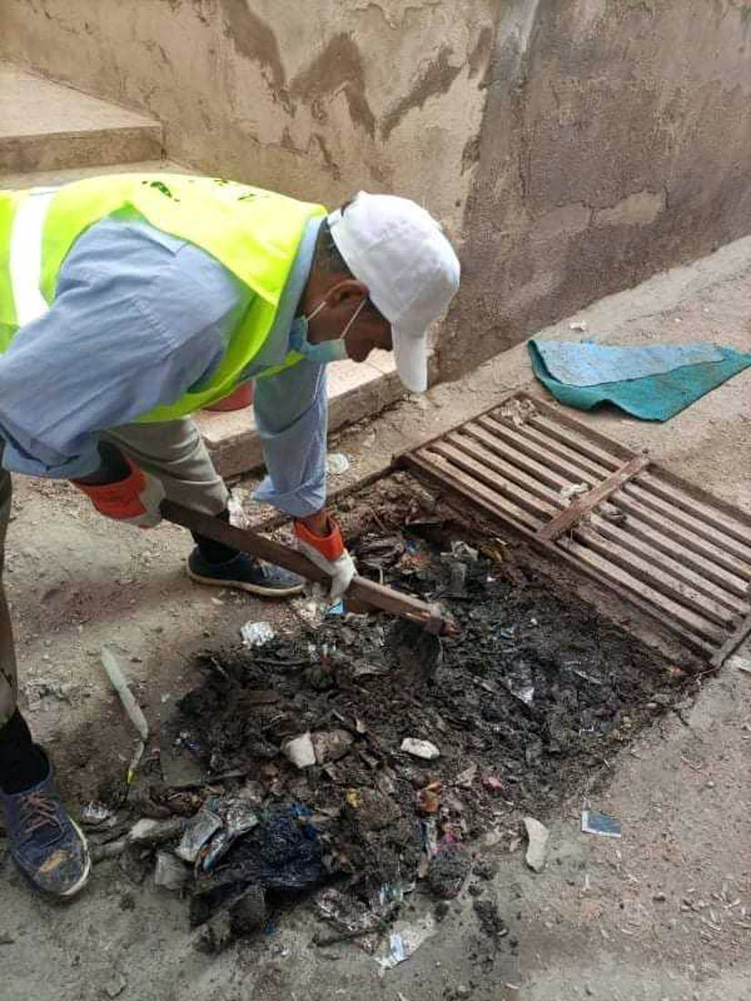 بلدية الزرقاء تنفذ حملة واسعة لتنظيف شبكات تصريف مياه الأمطار