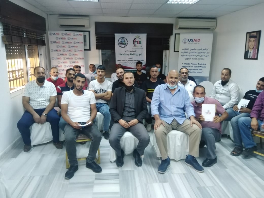 الوكالة الأمريكية للتنمية الدولية بالشراكة مع جمعية البيئة تطلقان برنامجاً الاول من نوعه لتدريب واعتماد جامعي النفايات (مصور)