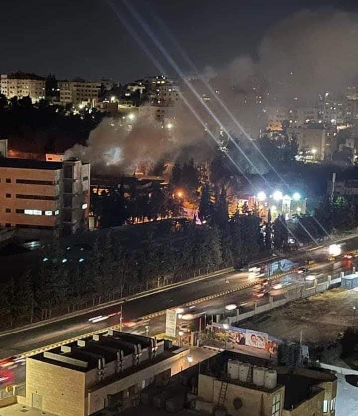 الدفاع المدني يخمد حريقاً داخل مستودع يحتوي على اخشاب تابع لكلية الفنون في الجامعة الأردنية