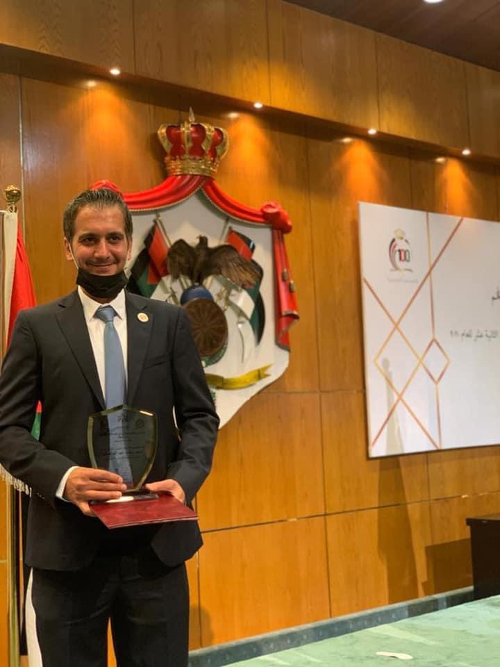 الضمان تهنئ ابنها الموظف ماجد مسلم لحصوله على جائزة الموظف المثالي في الخدمة المدنية