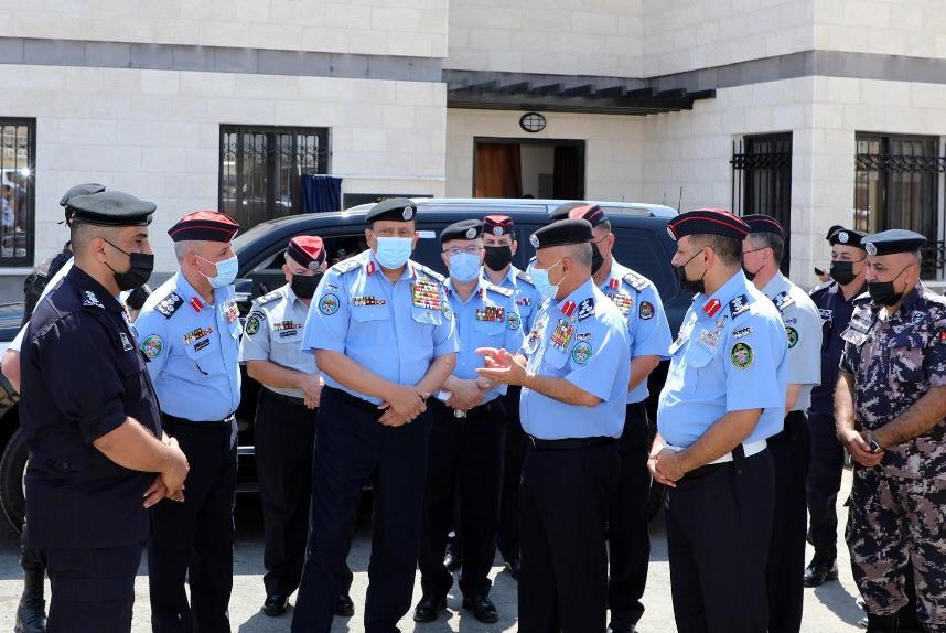 مدير الأمن العام يفتتح المحطة الأمنية المتكاملة للممر التنموي (طريق الـ100)