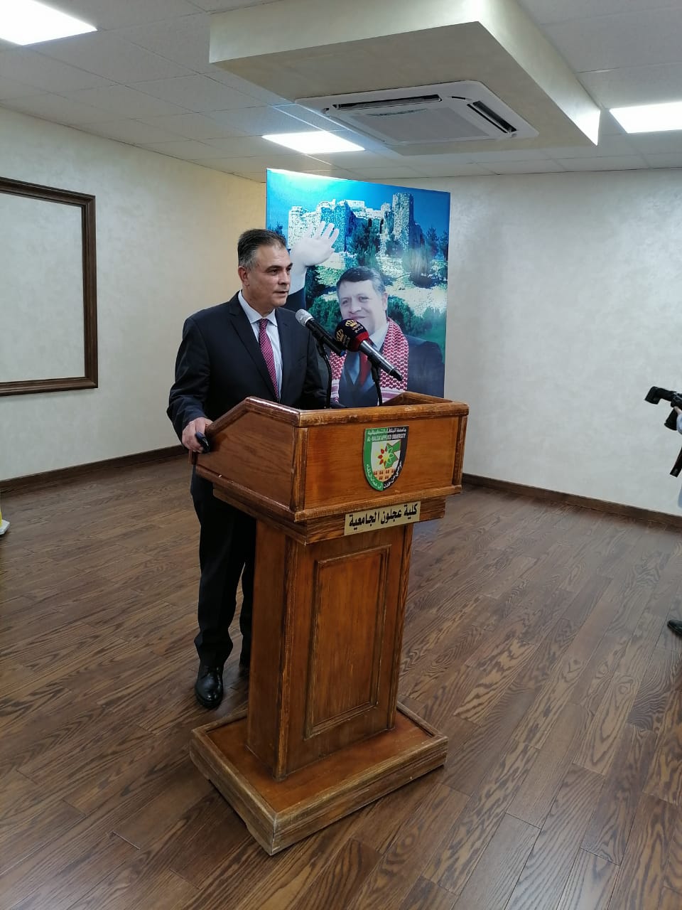 الزعبي يتفقد سير العمل في كلية عجلون الجامعة ويلتقي نواب المحافظة وعدد من أبناء المجتمع المحلي  