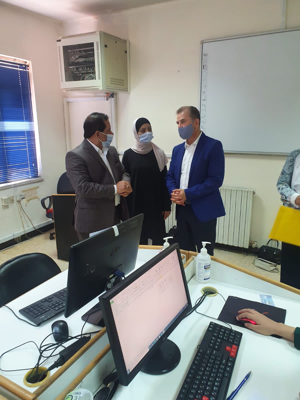 نائب رئيس البلقاء التطبيقية ومدير منطقة امتحان عمان الثانية يتفقدان سير الامتحان العملي للشامل في عدد من الكليات الرسمية والخاصة 