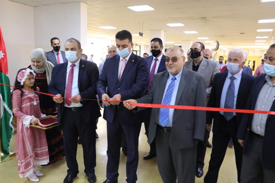 الحنيفات يفتتح مكتبة الهاشمية المُهداة من البحوث الزراعية