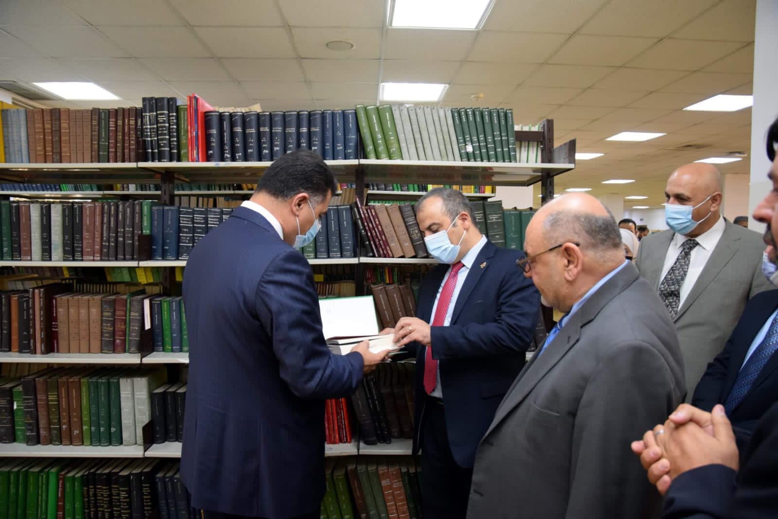 الحنيفات يفتتح مكتبة الهاشمية المُهداة من البحوث الزراعية 