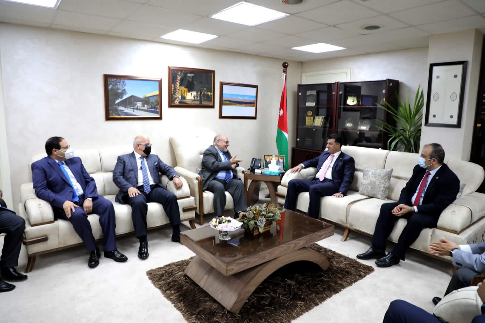 الحنيفات يفتتح مكتبة الهاشمية المُهداة من البحوث الزراعية 