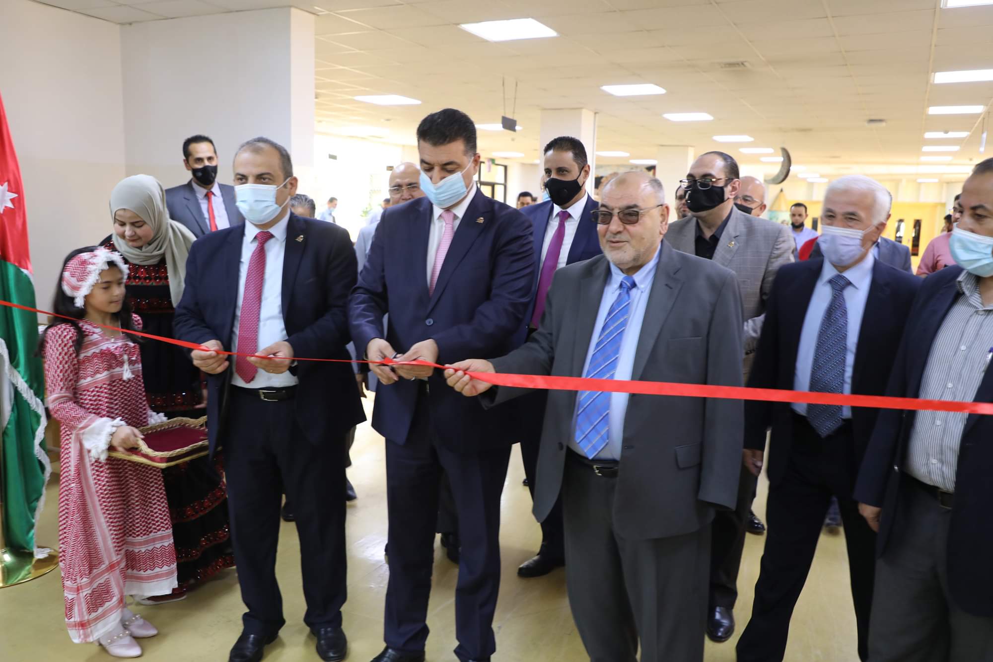 الحنيفات يفتتح مكتبة الهاشمية المُهداة من البحوث الزراعية 