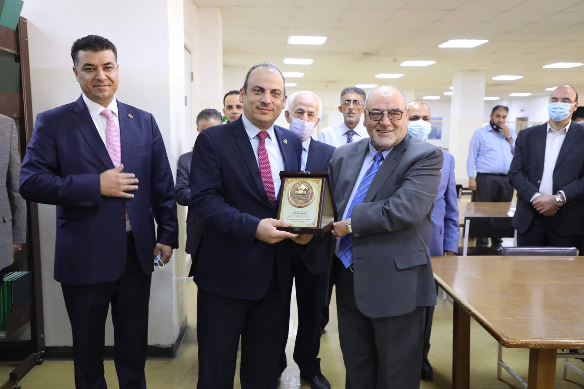 الحنيفات يفتتح مكتبة الهاشمية المُهداة من البحوث الزراعية 