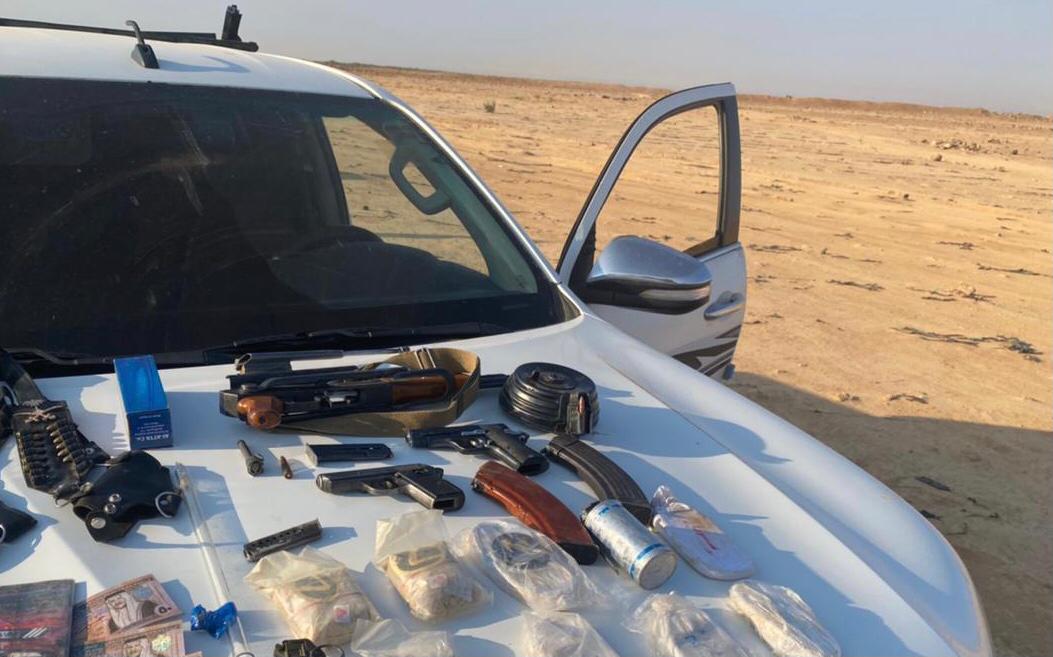 ضبط شخصين احدهما مصنف بالخطير في البادية الشمالية . 