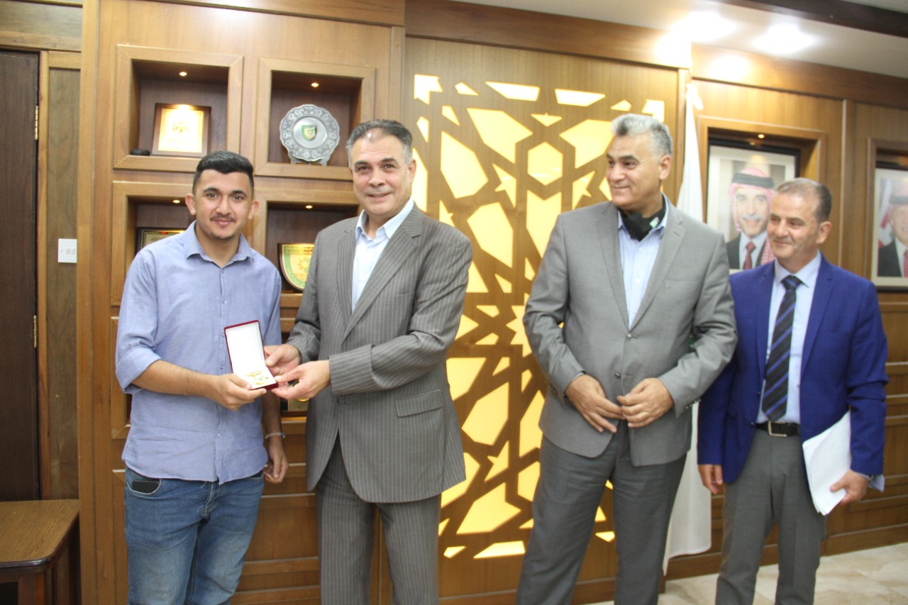 المبادرة الأولى في الجامعات الوطنية  