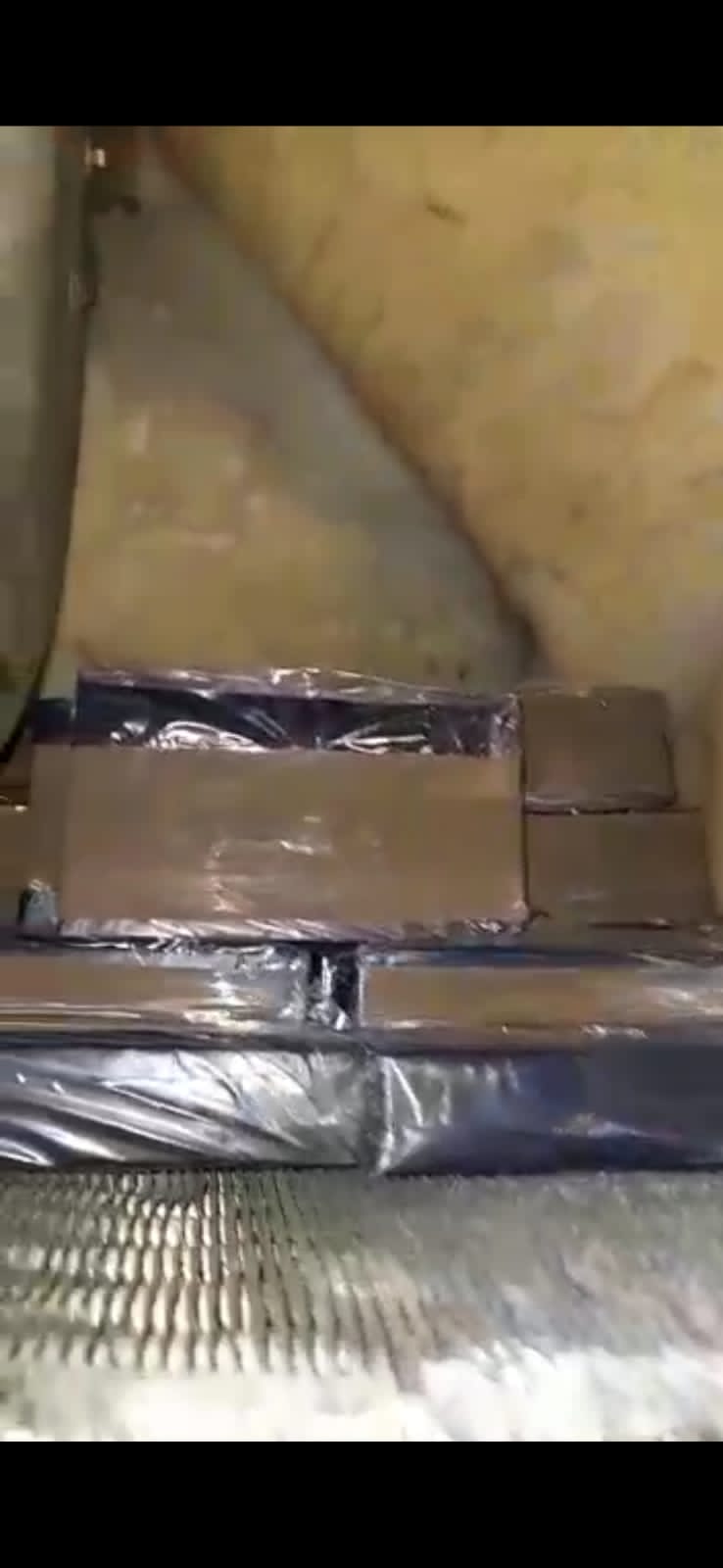 الجمارك تحبط تهريب هواتف خلوية وأجهزة كشف معادن ونكهات سجائر الكترونية 