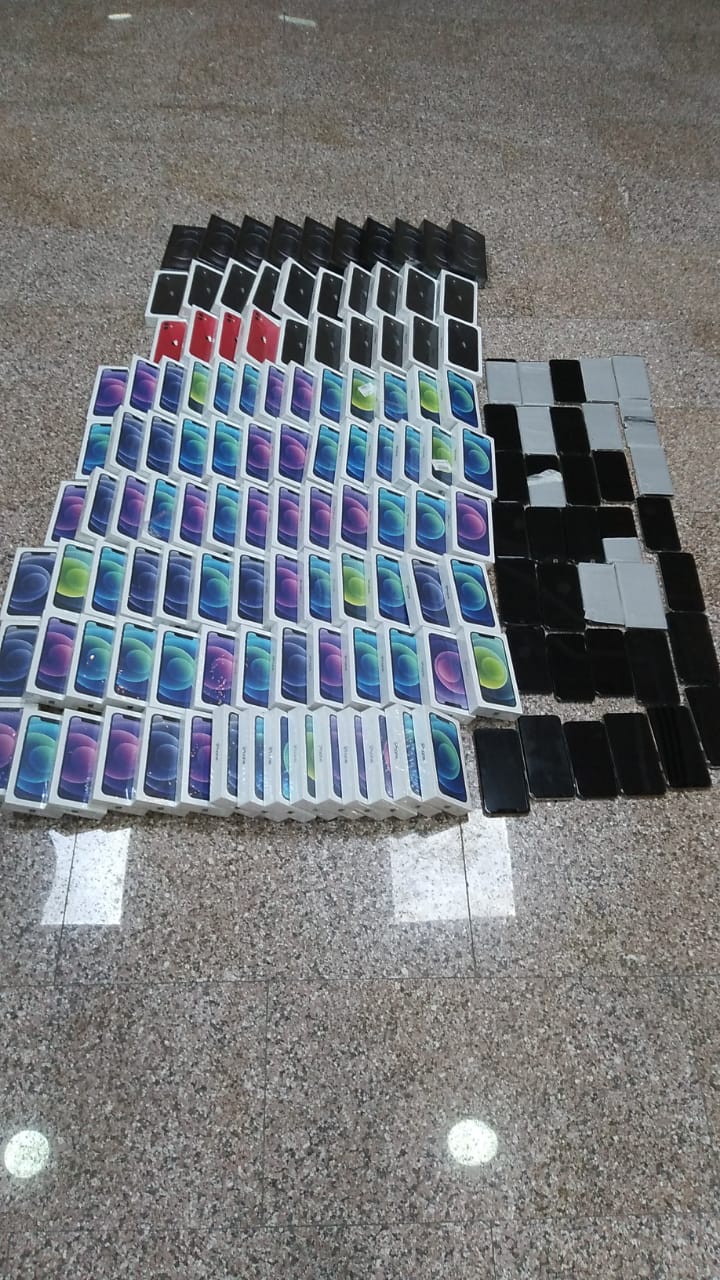 الجمارك تحبط تهريب هواتف خلوية وأجهزة كشف معادن ونكهات سجائر الكترونية 