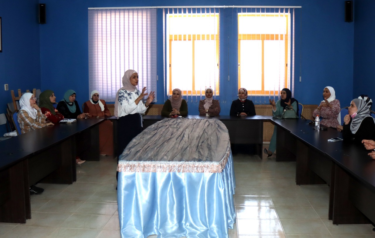 جلسة حوارية في جامعة الحسين بن طلال لإختيار شعار الحملة الترويجية للتوعية حول سرطان الثدي 