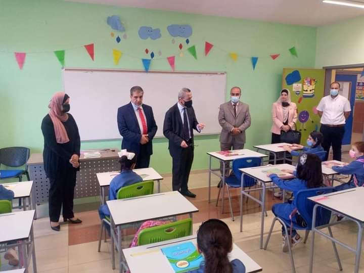 وزير التربية والتعليم يتفقد تنفيذ برنامج الفاقد التعليمي بمدرسة الصريح الأساسية للبنات
