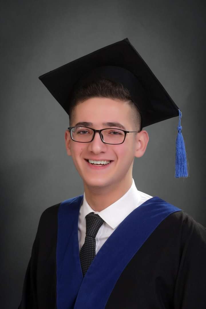 الاستاذ الدكتور محمد البربراوي يهنئ ابن شقيقه زيد بمناسبة نجاحه بالثانوية العامه