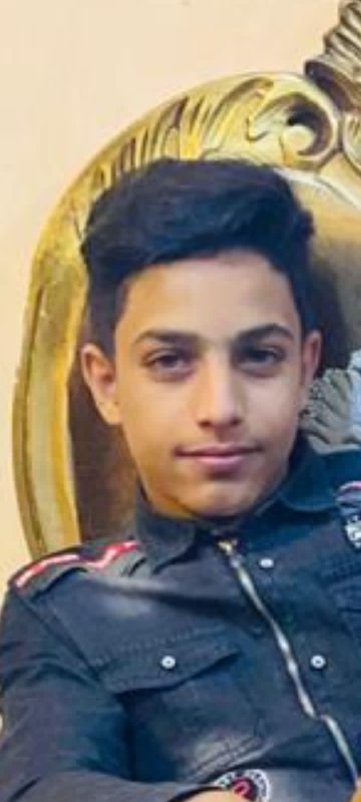 الأستاذ سعود مخلد الحوامدة يهنئ ابن شقيقه مالك عبدالله الحوامدة بنجاحه في الثانوية العامة